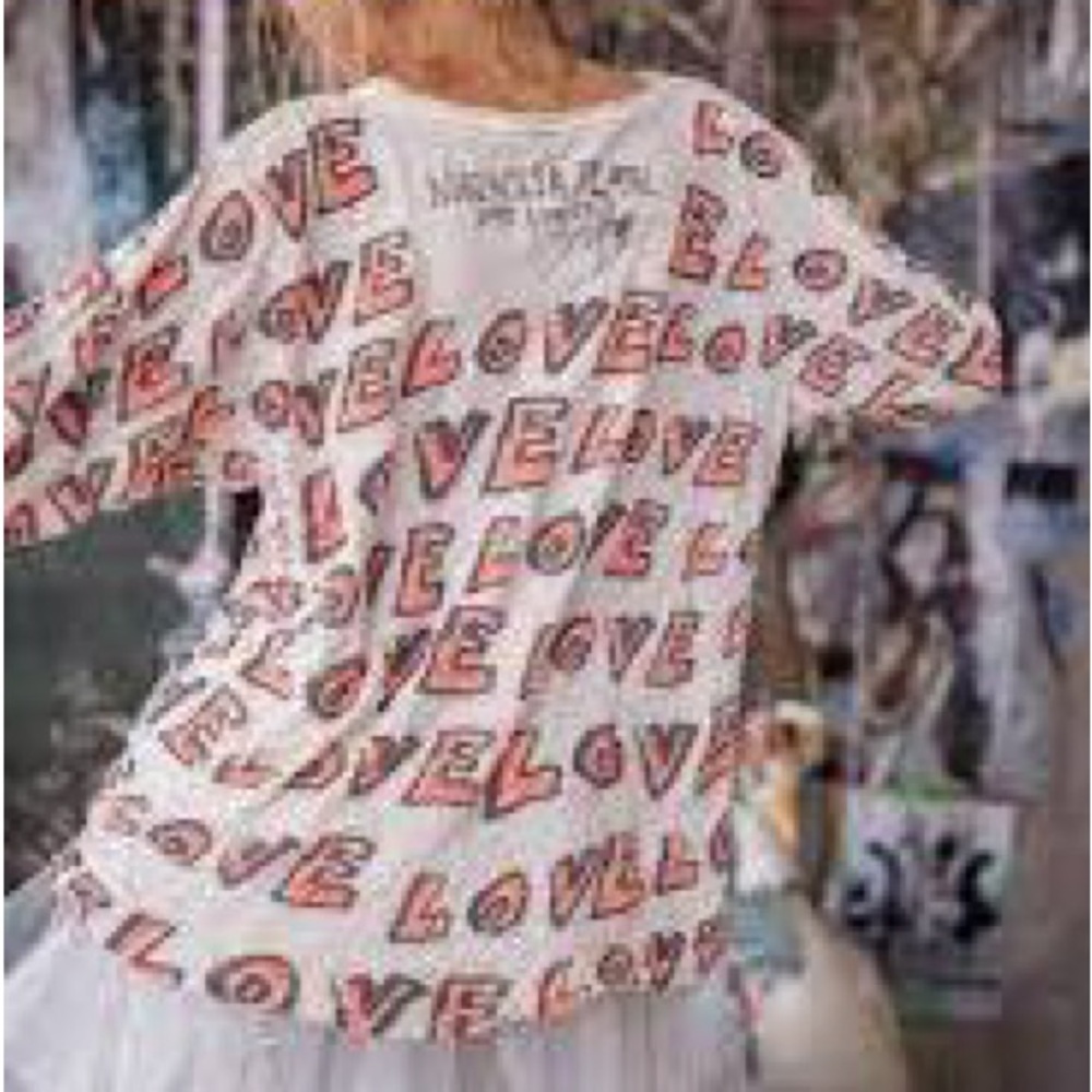Magnolia Pearl. NWT. ❤️❤️ Cream Long Sleeve Tee with Coral & Black LOVE Print. - Picture 10 of 10